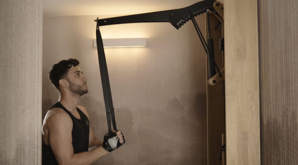 luca haenni trizepsuebung mit griffband